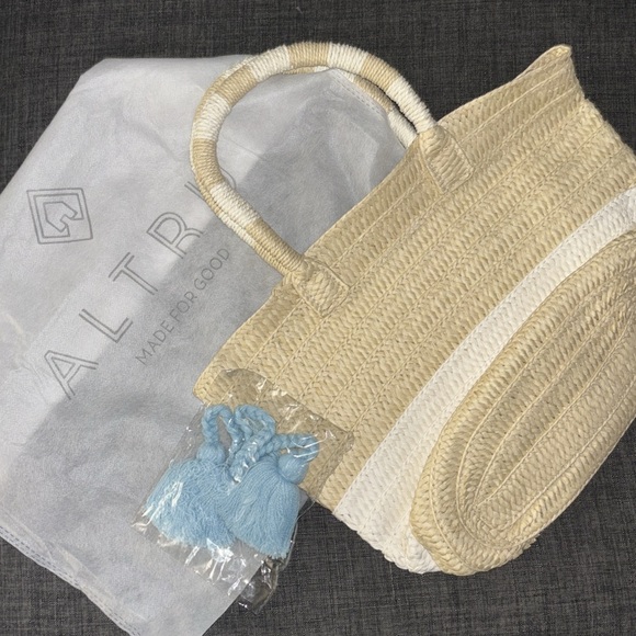 Brand New Altru Straw Tote w Tassels Dustbag and BONUS 👛🌞 - Picture 3 of 9